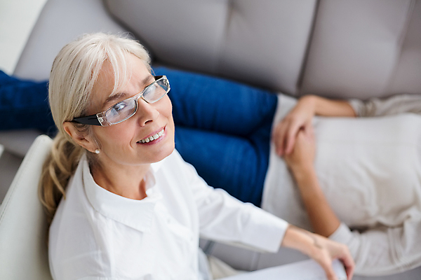 포토 JPG 해외이미지 백인 직업 응시 여자 노년 행복 안경 중년 50대 주택 실내 미소 앉기 성인 사람없음 캐주얼 30대 소파 눕기 분석 상담 테라피 정신과 정신과의사 조언 치료사 해외202105 카운슬러 해외포토 서양인 시선 잡화 옷 감정 컨셉 의자 모션 표정 병원 사람 내부 건물 장년 뷰티 의사 상담원 파일형식