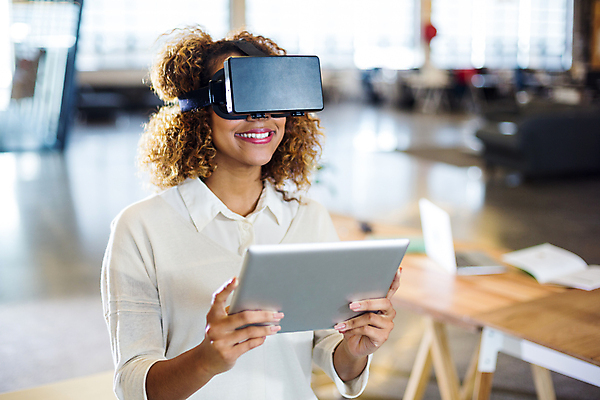 포토 JPG 해외이미지 서양인 여자 비즈니스 실내 한명 들기 상반신 성인 앞모습 태블릿 착용 가상현실 성인여자한명만 오큘러스 VR기기 해외202105 해외포토 외국인 1 뷰포인트 모션 사람 내부 전자제품 스마트기기 기계 여자한명만 성인여자만 파일형식