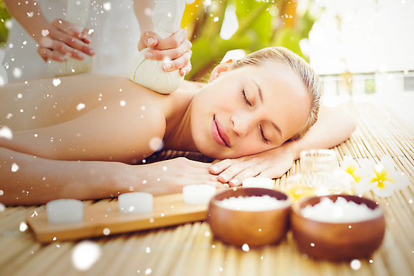 포토 JPG 해외이미지 백인 라이프스타일 손 웰빙 여자 행복 여유 엎드리기 휴식 한명 상반신 20대 성인 신체부위 수건 스파 마사지 테라피 성인여자한명만 해외202105 해외포토 서양인 1 감정 컨셉 모션 사람 청년 생활 위생용품 뷰티 여자한명만 성인여자만 파일형식