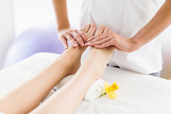 포토 JPG 해외이미지 라이프스타일 손 꽃 발 실내 신체부위 스파 마사지 마사지사 테라피 안마사 양발 해외202105 해외포토 식물 직업 사람 내부 생활 뷰티 파일형식