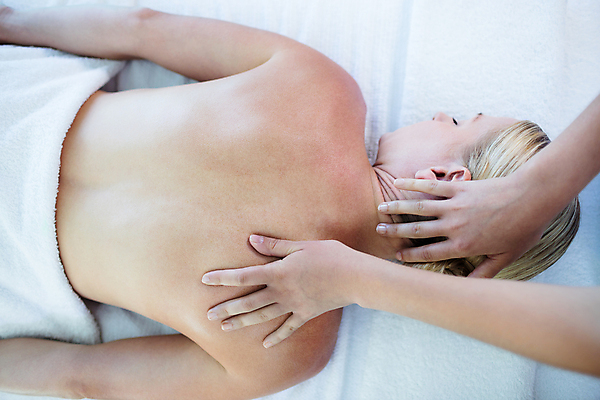 포토 JPG 해외이미지 백인 라이프스타일 손 여자 행복 엎드리기 휴식 실내 한명 상반신 성인 신체부위 30대 스파 마사지 안마사 성인여자한명만 해외202105 해외포토 서양인 1 감정 컨셉 모션 사람 내부 생활 장년 여자한명만 성인여자만 파일형식