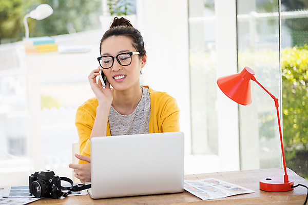 포토 JPG 해외이미지 라이프스타일 남자 안경 통신 창문 청소년 탁자 직장 20대 청년 노트북 컴퓨터 사무실 유행 카메라 공책 중국 외침 램프 연결 시원함 엉덩이 무선전화기 책상 통화 스타일 힙스터 해외202105 해외포토 잡화 패션 아시아 가구 회사 비즈니스 모션 문구용품 조명 사람 성인 생활 신체부위 전자제품 소리 전화기 파일형식