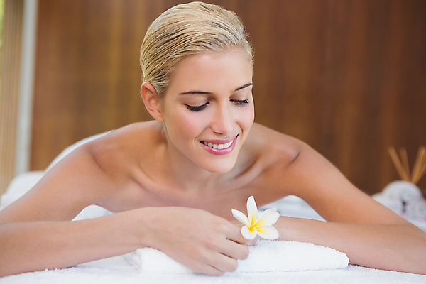 포토 JPG 해외이미지 백인 라이프스타일 손 여자 꽃 행복 여유 엎드리기 휴식 실내 한명 상반신 20대 성인 신체부위 스파 마사지 테라피 성인여자한명만 해외202105 해외포토 서양인 식물 1 감정 컨셉 모션 사람 청년 내부 생활 뷰티 여자한명만 성인여자만 파일형식