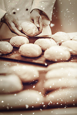 포토 JPG 해외이미지 남자 실내 한명 들기 상반신 성인 앞모습 소프트포커스 반죽 제빵 요리중 비네팅 세피아 제빵사 성인남자한명만 해외202105 해외포토 직업 1 뷰포인트 모션 촬영기법 사람 내부 제과제빵 남자한명만 성인남자만 파일형식