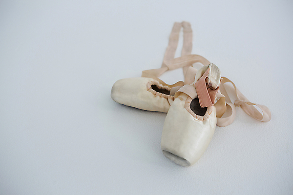 포토 JPG 해외이미지 라이프스타일 행복 리본 문화 신발 통신 수염 기술 미술 서기 미소 사람없음 활발 공연 쌍 황금 클래식 연결 균형 집중 발레 연습 준비 흰배경 단아함 스타일 결석 해외202105 해외포토 레이스천 감정 백그라운드 컨셉 모션 문화예술 표정 이벤트 생활 흰색 춤 직물 파일형식