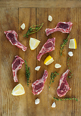 포토 JPG 해외이미지 재료 부분 마늘 육류 요리 사람없음 소고기 신선 고명 양념 맛 레몬 허브 준비 유기농 날것 레시피 로즈메리 목판 생식 해외202105 해외포토 식물 웰빙 컨셉 채소 과일 식재료 파일형식