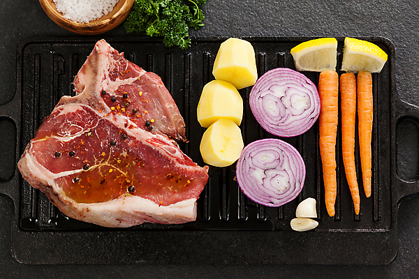 포토 JPG 해외이미지 재료 부분 양파 쟁반 마늘 육류 요리 사람없음 목재 검은색 당근 소고기 신선 고명 양념 사발 그릴 자르기 레몬 뿌리기 허브 준비 유기농 날것 소금 레시피 목판 생식 해외202105 해외포토 나무 식물 웰빙 컬러 채소 과일 식재료 모션 주방용품 뿌리채소 사기그릇 파일형식