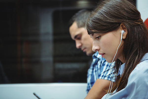 포토 JPG 해외이미지 직업 전통 라이프스타일 문화 음악 여행 회사 비즈니스 사업가 창문 교통시설 유리 성공 함께함 창조 사람없음 캐주얼 스크린 헤드폰 기쁨 듣기 기차 투명 대표 출장 출퇴근 객실 돌봄 지능 해외202105 해외포토 옷 감정 육상교통 음향기기 교통 컨셉 모션 재질 문화예술 대중교통 생활 시설 파일형식