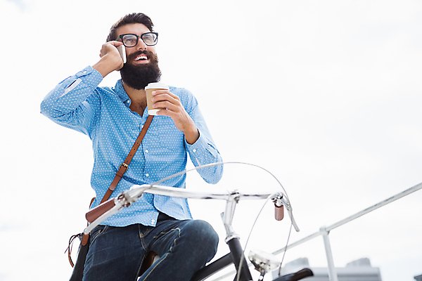 포토 JPG 해외이미지 백인 직업 남자 안경 비즈니스 통신 청소년 넥타이 무선통신 수염 말하기 대화 정장 20대 사람없음 스마트폰 핸드폰 스크린 자전거 외침 재킷 터치 발코니 잡기 작업 비즈니스맨 고급 우아함 연결 토론 스마트 통화 보여주기 소통 스타일 힙스터 세련 해외202105 해외포토 서양인 잡화 옷 패션 컨셉 모션 사람 청년 전자제품 스마트기기 바이크 소리 외투 직장인 파일형식