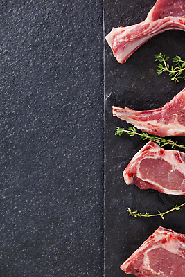 포토 JPG 해외이미지 재료 부분 육류 요리 사람없음 검은색 소고기 바위 신선 고명 양념 자르기 허브 준비 유기농 날것 레시피 로즈메리 목판 생식 해외202105 해외포토 식물 웰빙 컬러 식재료 모션 돌_바위 파일형식