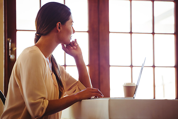 포토 JPG 해외이미지 백인 여자 커피 음료 생각 의자 비즈니스 탁자 호텔 앉기 성인 사람없음 컵 캐주얼 30대 노트북 컴퓨터 식당 공책 카페 터치 머그컵 타이핑 바 무선전화기 고객 서비스 소매 턱 배려 서버 해외202105 해외포토 서양인 식기 옷 가구 모션 숙소 문구용품 사람 장년 전자제품 상점 전화기 파일형식