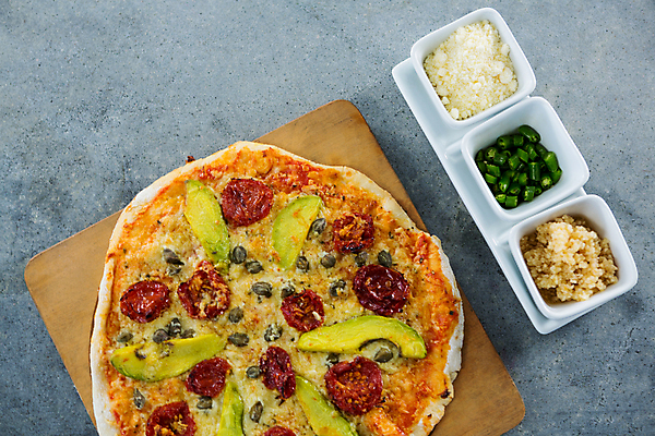 포토 JPG 해외이미지 전통 라이프스타일 토마토 채소 재료 통신 고추 치즈 수염 피자 패스트푸드 쟁반 요리 사람없음 목재 버섯 이탈리아 활발 신선 고명 맛 정크푸드 연결 굽기 허브 집중 올리브 토핑 칼로리 모짜렐라치즈 페퍼로니 해로움 개조 맛있는 해외202105 해외포토 나무 식물 열매 유럽 컨셉 유제품 서양음식 생활 소시지 인스턴트 구이 파일형식