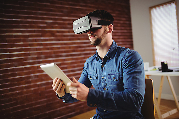 포토 JPG 해외이미지 서양인 남자 비즈니스 실내 한명 들기 상반신 성인 옆모습 태블릿 착용 가상현실 성인남자한명만 오큘러스 VR기기 해외202105 해외포토 외국인 1 뷰포인트 모션 사람 내부 전자제품 스마트기기 기계 남자한명만 성인남자만 파일형식