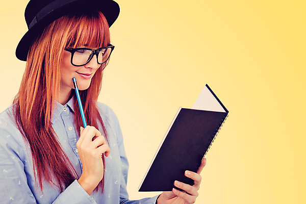 포토 JPG 해외이미지 백인 여자 행복 안경 포즈 백그라운드 한명 서기 청년 성인 목재 캐주얼 30대 독서 펜 노란색 유행 공책 시원함 엉덩이 빨간머리 앞머리 스타일 힙스터 카피스페이스 해외202105 해외포토 서양인 나무 1 헤어스타일 잡화 옷 패션 감정 컬러 재료 모션 문구용품 사람 신체부위 장년 필기구 공백 파일형식