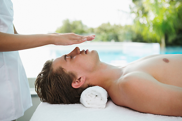 포토 JPG 해외이미지 백인 라이프스타일 웰빙 여자 남자 여유 휴식 실내 상반신 20대 성인 두명 수건 눕기 손들기 스파 마사지 테라피 안마사 치료사 성인만 해외202105 해외포토 서양인 직업 감정 컨셉 모션 사람 청년 내부 생활 위생용품 뷰티 파일형식