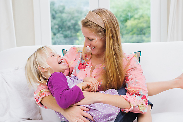포토 JPG 해외이미지 백인 라이프스타일 여자 남자 딸 행복 어린이 거실 가정 엄마 아파트 주택 함께함 실내 사랑 웃음 앉기 성인 두명 30대 부모 소파 금발 정확 해외202105 해외포토 서양인 헤어스타일 감정 컨셉 의자 가족 모션 표정 사람 내부 건물 생활 장년 파일형식
