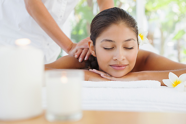 포토 JPG 해외이미지 라이프스타일 손 여자 행복 엎드리기 휴식 갈색머리 실내 한명 미소 상반신 20대 성인 신체부위 스파 마사지 마사지사 성인여자한명만 해외202105 해외포토 직업 1 헤어스타일 감정 컨셉 모션 표정 사람 청년 내부 생활 여자한명만 성인여자만 파일형식