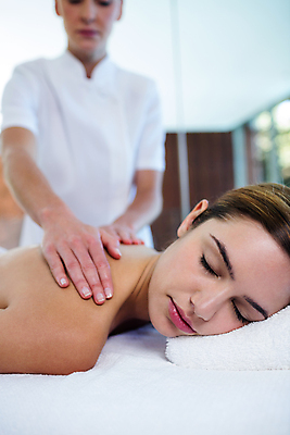 포토 JPG 해외이미지 백인 라이프스타일 여자 행복 엎드리기 휴식 실내 성인 두명 30대 스파 마사지 테라피 안마사 치료사 성인여자만 해외202105 해외포토 서양인 직업 감정 컨셉 모션 사람 내부 생활 장년 뷰티 여자만 성인만 파일형식