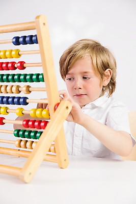 포토 JPG 해외이미지 백인 학생 교육 남자 행복 종이 어린이 학교 탁자 초등학교 한명 앉기 소년 책 학습 스터디 금발 독서 연필 펜 주판 기록 수학 책상 흰배경 초보 해외202105 해외포토 서양인 1 헤어스타일 감정 가구 백그라운드 교과목 모션 학용품 사람 필기구 계산기 흰색 파일형식
