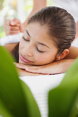 포토 JPG 해외이미지 라이프스타일 손 여자 행복 엎드리기 휴식 갈색머리 실내 한명 상반신 20대 성인 신체부위 스파 마사지 마사지사 성인여자한명만 해외202105 해외포토 직업 1 헤어스타일 감정 컨셉 모션 사람 청년 내부 생활 여자한명만 성인여자만 파일형식