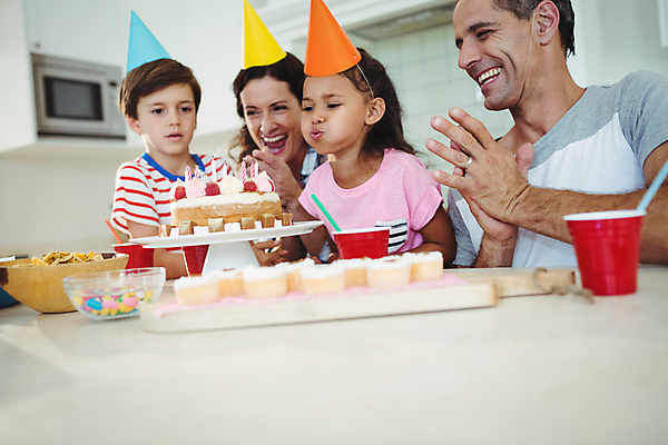 포토 JPG 해외이미지 백인 라이프스타일 접시 여자 남자 딸 행복 음료 어린이 40대 중년 통신 가정 가족 관계 엄마 디저트 아파트 주택 함께함 선물 사랑 앉기 소년 성인 사람없음 캐주얼 30대 케이크 스크린 주스 기쁨 축하 잡기 아빠 달콤 연결 결합 불기 컵케이크 상쾌 풍선 테이크아웃컵 혼혈 해외202105 해외포토 서양인 식기 옷 감정 음식 컨셉 모션 사람 건물 생활 컵 장년 맛 다문화 파일형식