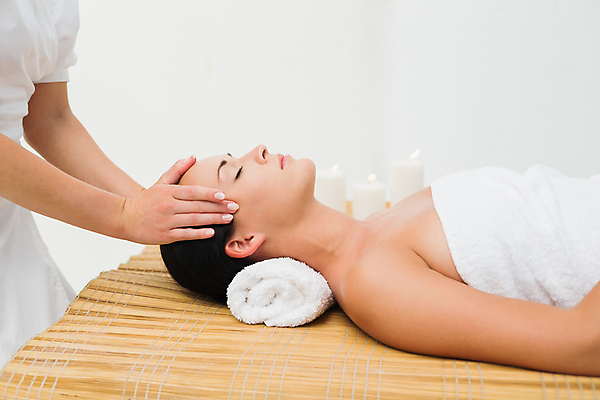 포토 JPG 해외이미지 백인 라이프스타일 손 여자 행복 엎드리기 휴식 실내 한명 미소 상반신 성인 신체부위 30대 수건 스파 마사지 마사지사 성인여자한명만 해외202105 해외포토 서양인 직업 1 감정 컨셉 모션 표정 사람 내부 생활 장년 위생용품 여자한명만 성인여자만 파일형식