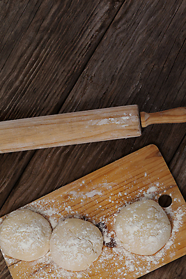 포토 JPG 해외이미지 실내 사람없음 하이앵글 반죽 밀가루 제빵 요리중 나무도마 반죽밀대 나무배경 해외202105 해외포토 뷰포인트 백그라운드 모션 도마 내부 목재 제과제빵 가루 밀대 파일형식