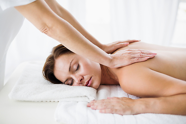 포토 JPG 해외이미지 백인 손 웰빙 여자 엎드리기 휴식 실내 한명 상반신 성인 신체부위 30대 수건 스파 마사지 테라피 안마사 성인여자한명만 해외202105 해외포토 서양인 1 컨셉 모션 사람 내부 장년 위생용품 뷰티 여자한명만 성인여자만 파일형식