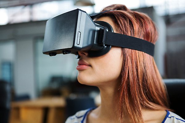 포토 JPG 해외이미지 서양인 여자 비즈니스 실내 한명 상반신 성인 옆모습 고개들기 착용 가상현실 성인여자한명만 오큘러스 VR기기 해외202105 해외포토 외국인 1 뷰포인트 모션 사람 내부 기계 여자한명만 성인여자만 파일형식