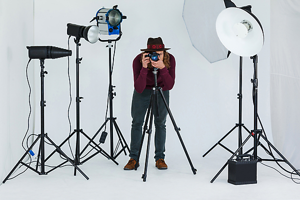 포토 JPG 해외이미지 백인 직업 모자 남자 비즈니스 통신 청소년 무선통신 조명 친절 직장 함께함 창조 서기 20대 사람없음 캐주얼 빛 유행 카메라 스크린 사진촬영 활발 장비 업무 자신감 디지털카메라 연결 결합 준비 전자 스포트라이트 삼각대 돌봄 핸드메이드 정확 해외202105 해외포토 서양인 잡화 옷 감정 컨셉 회사 모션 사람 청년 전자제품 촬영 작업 파일형식