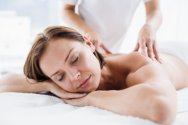 포토 JPG 해외이미지 백인 손 웰빙 여자 엎드리기 휴식 실내 한명 상반신 성인 신체부위 30대 수건 스파 마사지 테라피 안마사 성인여자한명만 해외202105 해외포토 서양인 1 컨셉 모션 사람 내부 장년 위생용품 뷰티 여자한명만 성인여자만 파일형식