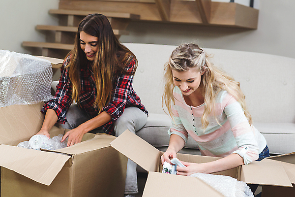 포토 JPG 해외이미지 백인 라이프스타일 여자 행복 거실 가정 모션 청소년 부동산 아파트 주택 갈색머리 함께함 실내 20대 두명 캐주얼 상자 소파 금발 우정 도움 자신감 재산 결합 만족 패키지 열광 꺼내기 집주인 해외202105 해외포토 서양인 헤어스타일 옷 감정 컨셉 의자 사람 청년 내부 건물 생활 금융 친구 주인 파일형식
