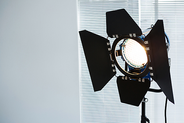 포토 JPG 해외이미지 라이프스타일 커피 음료 의자 비즈니스 통신 무선통신 대화 앉기 사람없음 노트북 컴퓨터 카메라 공책 활발 장비 업무 디지털카메라 연결 책상 동료 상쾌 전자 예술가 안락의자 스포트라이트 보여주기 빛망울 소통 그래픽디자이너 결석 해외202105 해외포토 감정 가구 컨셉 관계 모션 문구용품 말하기 생활 전자제품 빛 작업 디자이너 파일형식