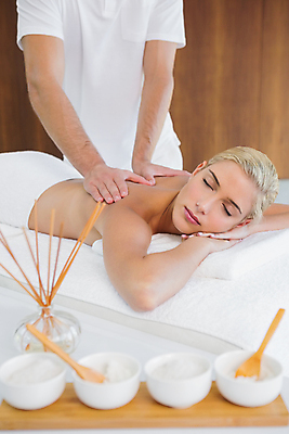 포토 JPG 해외이미지 백인 라이프스타일 웰빙 여자 남자 여유 엎드리기 휴식 실내 20대 성인 두명 스파 마사지 테라피 안마사 성인만 해외202105 해외포토 서양인 감정 컨셉 모션 사람 청년 내부 생활 뷰티 파일형식