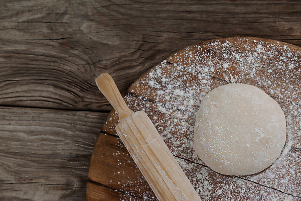 포토 JPG 해외이미지 실내 사람없음 반죽 밀가루 제빵 요리중 나무받침 반죽밀대 나무배경 해외202105 해외포토 백그라운드 모션 내부 목재 제과제빵 가루 받침대 밀대 파일형식