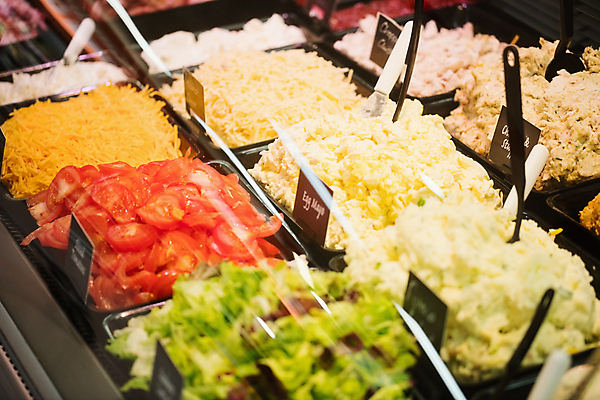 포토 JPG 해외이미지 잡화 비즈니스 치즈 선반 건강 사람없음 쇼핑 금속 카트 샐러드 신선 시장 상품 상추 통로 상업 소매 슈퍼마켓 식료품점 철강 해외202105 해외포토 음식 가구 채소 재질 유제품 상점 파일형식