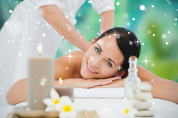 포토 JPG 해외이미지 백인 라이프스타일 여자 꽃 행복 엎드리기 갈색머리 상반신 성인 두명 30대 반짝임 수건 스파 마사지 마사지사 성인여자만 해외202105 해외포토 서양인 식물 직업 헤어스타일 감정 모션 사람 생활 장년 위생용품 여자만 성인만 파일형식