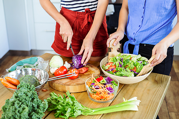 포토 JPG 해외이미지 백인 라이프스타일 여자 음식 채소 가정 관계 청소년 탁자 아파트 주택 도마 함께함 실내 건강 사랑 20대 사람없음 캐주얼 주방 우정 샐러드 신선 사발 결합 자르기 동료 준비 음식준비 채식주의자 혼혈 정확 해외202105 해외포토 서양인 옷 감정 가구 컨셉 모션 주방용품 사람 청년 내부 건물 생활 친구 사기그릇 채식 다문화 파일형식