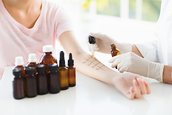 포토 JPG 해외이미지 백인 직업 손 여자 남자 장갑 무늬 청소년 탁자 실내 건강 병원 20대 사람없음 치료 사무실 약 고통 환자 의사 잡기 작업 질병 확인 안심 팔 돌봄 물리치료 물리치료사 치유 해외202105 해외포토 서양인 잡화 감정 가구 비즈니스 의학 모션 육류 사람 청년 내부 신체부위 의료진 치료사 파일형식