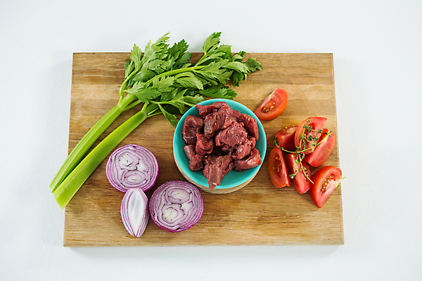 포토 JPG 해외이미지 토마토 재료 부분 양파 오이 육류 요리 사람없음 숟가락 소고기 신선 양념 사발 맛 가루 레몬 향신료 준비 유기농 날것 레시피 나무숟가락 목판 생식 해외202105 해외포토 웰빙 컨셉 채소 과일 식재료 수저 사기그릇 향미료 파일형식