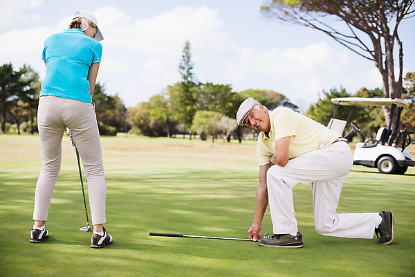 포토 JPG 해외이미지 백인 라이프스타일 커플 여자 남자 행복 스포츠 중년 50대 골프 관계 골프장 놀이 휴가 운동선수 함께함 건강 서기 취미 사람없음 야외 캐주얼 골프채 잡기 골퍼 70대 운동가 캡모자 해외202105 해외포토 서양인 모자_잡화 옷 노년 감정 컨셉 스포츠시설 모션 골프용품 사람 성인 생활 구기 파일형식