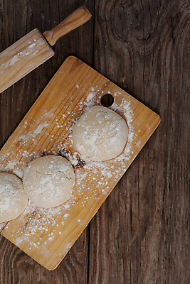 포토 JPG 해외이미지 실내 사람없음 하이앵글 반죽 밀가루 제빵 요리중 나무도마 반죽밀대 나무배경 해외202105 해외포토 뷰포인트 백그라운드 모션 도마 내부 목재 제과제빵 가루 밀대 파일형식