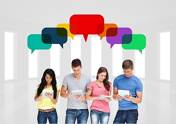 포토 JPG 해외이미지 스튜디오촬영 전신 아이콘 응시 행복 말풍선 티셔츠 통신 창문 함께함 관리 서기 사람없음 컴퓨터그래픽 친구 빛 태블릿 쌓기 디지털 우정 방 청바지 메시지 흰배경 의사소통 카피스페이스 해외202105 해외포토 시선 감정 백그라운드 컨셉 셔츠 바지 관계 모션 실내 그래픽 전자제품 스마트기기 공백 흰색 파일형식