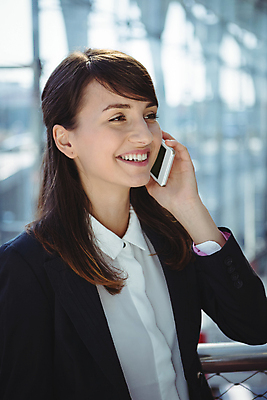 포토 JPG 해외이미지 직업 전통 라이프스타일 행복 여행 회사 비즈니스 통신 유리 성공 무선통신 함께함 실내 말하기 대화 서기 미소 사람없음 스마트폰 핸드폰 스크린 외침 비즈니스우먼 투명 연결 토론 출퇴근 통화 소통 경영 돌봄 지능 해외202105 해외포토 여자 감정 컨셉 모션 재질 표정 내부 생활 전자제품 스마트기기 소리 직장인 파일형식