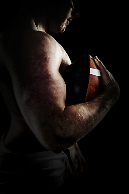 포토 JPG 해외이미지 백인 남자 스포츠 공 청소년 축구선수 탈의 한명 20대 검은색 힘 잡기 결심 집중 근육질 심각 쿼터백 페이스페인팅 해외202105 해외포토 서양인 1 컬러 컨셉 모션 근육 운동선수 사람 청년 축구 몸매 파일형식