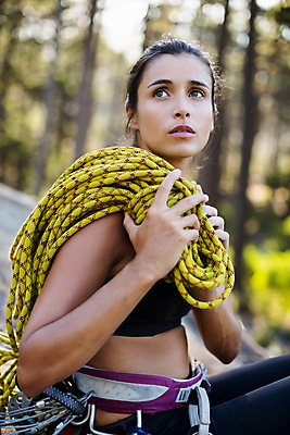 포토 JPG 해외이미지 나무 백인 라이프스타일 공원 여자 밧줄 청소년 자연 하늘 건강 잔디 초원 20대 사람없음 야외 초록색 파란색 운동 햇빛 환경 등산 장비 탐험 도전 시골 모험가 집중 기어 배려 심각 해외202105 해외포토 서양인 식물 공공시설 줄 컬러 컨셉 사람 청년 생활 태양 트래킹 생태계 파일형식