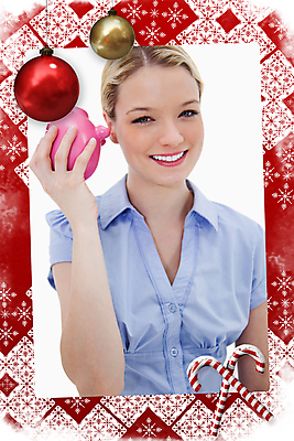 포토 JPG 해외이미지 백인 응시 여자 행복 백그라운드 크리스마스 돈 비즈니스 청소년 휴가 실내 한명 20대 내부 그래픽 빨간색 금융 경제 우주 디지털 축제 장식볼 저축 돼지저금통 흰색 축하 표현 잡기 재산 투자 카피스페이스 해외202105 해외포토 서양인 1 시선 기념일 감정 컬러 컨셉 모션 사람 청년 장식 공백 저금통 파일형식