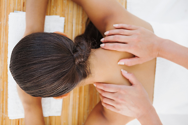 포토 JPG 해외이미지 라이프스타일 손 여자 행복 엎드리기 휴식 갈색머리 실내 한명 상반신 20대 성인 신체부위 스파 마사지 마사지사 어깨 성인여자한명만 해외202105 해외포토 직업 1 헤어스타일 감정 컨셉 모션 사람 청년 내부 생활 여자한명만 성인여자만 파일형식