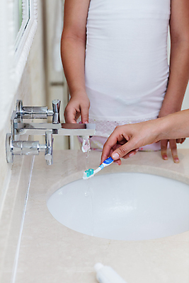 포토 JPG 해외이미지 백인 라이프스타일 여자 딸 어린이 가정 청소년 엄마 아침 아파트 주택 함께함 실내 치과 20대 두명 일상 부모 잠옷 욕실 붓 씻기 결합 위생관리 정확 해외202105 해외포토 주간 서양인 옷 컨셉 가족 병원 관리 사람 청년 내부 건물 라이프 생활 청결 파일형식