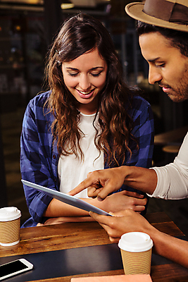 포토 JPG 해외이미지 백인 모자 라이프스타일 커플 여자 남자 행복 커피 음료 비즈니스 관계 청소년 탁자 무선통신 함께함 미소 앉기 20대 사람없음 책 컵 캐주얼 스마트폰 핸드폰 태블릿 알약 상점 식당 카페 빵집 터치 머그컵 잡기 날짜 인도인 문학 페이지 카페테리아 터치스크린 해외202105 해외포토 서양인 외국인 식기 잡화 옷 감정 가구 컨셉 통신 모션 표정 사람 동양인 청년 생활 전자제품 스마트기기 약 파일형식